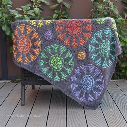mooglyblog: The Stained Glass Wonder blanket is stunning! ♥ Get the (paid)pattern at 