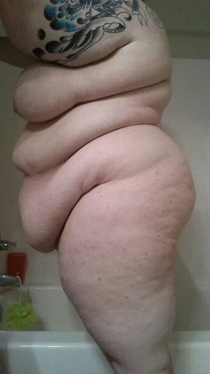 biggirlsrockmyworldx:  knittedbewbs:  Bellie, bewbs, and ass.  Absolute Perfection….