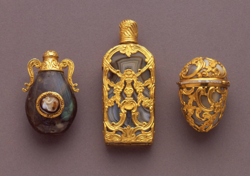 a-l-ancien-regime: Bottle, early 18th century. early 18th century. Labradorite, gold, carved stone c