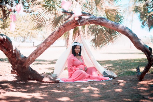 flowersundefiled:  My maternity shoot with Delton Barrett Photography.   I wanted to go for an ethereal, whimsical look and the photog did an awesome job bringing my ideas to life.  Instagram: @beaut_tee_ful_ Tumblr: @flowersundefiled