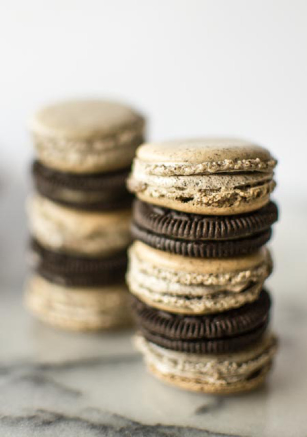 fullcravings:  Cookies and Cream Macarons