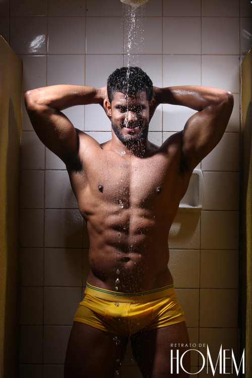 decejossecretos:  Felipe Florêncio, sósia do Hulk, posa de cueca molhada em ensaio sensual    O brasiliense Felipe Florêncio, que fez um enorme sucesso como sósia do jogador Hulk da seleção, foi convidado pelo fotógrafo Netto Galvão para participar