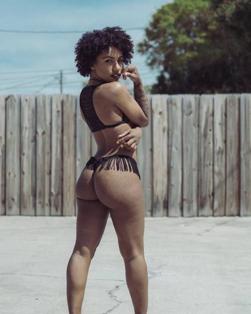 hillshavethighslive:  Hills 😍 | @alexisabella | #HillsHaveThighs