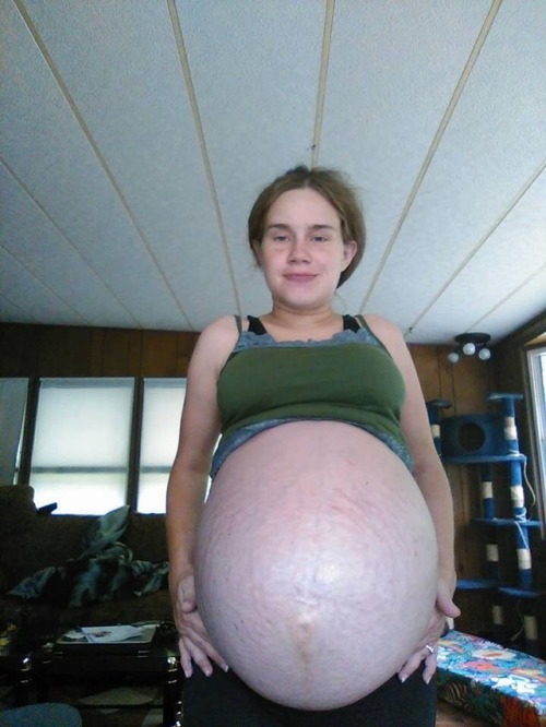 lowhangingbelly: Picture was taken hours before she dropped that 15 lb baby.