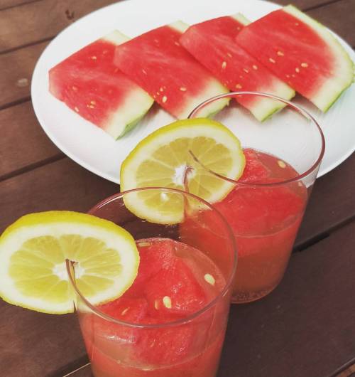 Tuesday treats!! Pear and Guava sparkling soda, with lemon and melon cubes, yum!! #fresh #fruit #alc