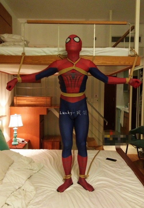 grownupboywonder: thesidekink:  fengdi2017:  飞翔的蜘蛛侠  Awesome spidey suspension bondage   Not how Spider is used to dangling from a web, I’m sure! I’d love to give something like this a try sometime. 