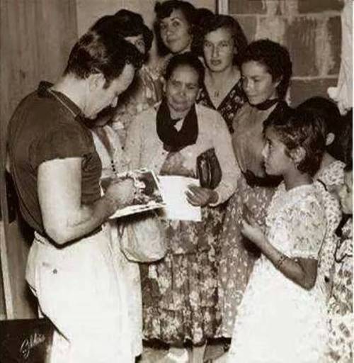 cazadordementes:  Pedro Infante atendiendo a sus fans. 