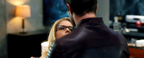 smoakmonster: oliver cupping felicity’s face
