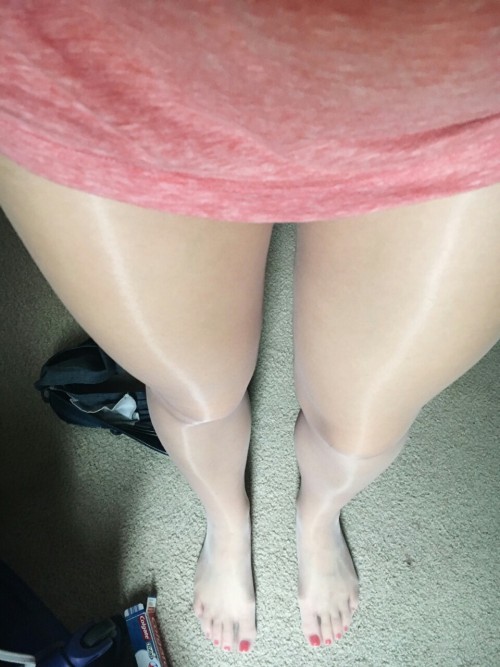 tightsxbabe:Another in the pink Sevillas with a good view of my feet ;)Beautiful