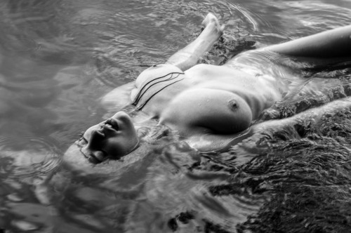 joebloe:  bandwnudephotography:  duanebphoto:   Hard Water [NSFW] Model: Luna Vera Shot by Duane Photo   I usually don’t repost photo sequences, but I have to make this exceptionsince the photographs are exceptionally…  Bien-être