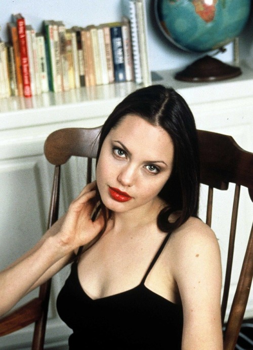 XXX angelinajoliearchive:  Angelina Jolie (1997) photo