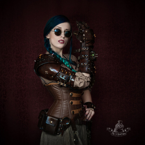 steampunktendencies: steamyhog: Model, mua, edit Daedra Photo and styl Lady Elbereth Leather access