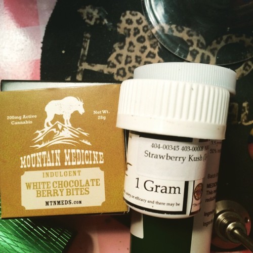 utterly-insane-panda:  My close friend at my dispense gave me these goodies for driving to grab her puppy! Strawberry kush wax & 200mg white chocolate berry bites. I love my friends #stonerfriendsforever #strawberrykush