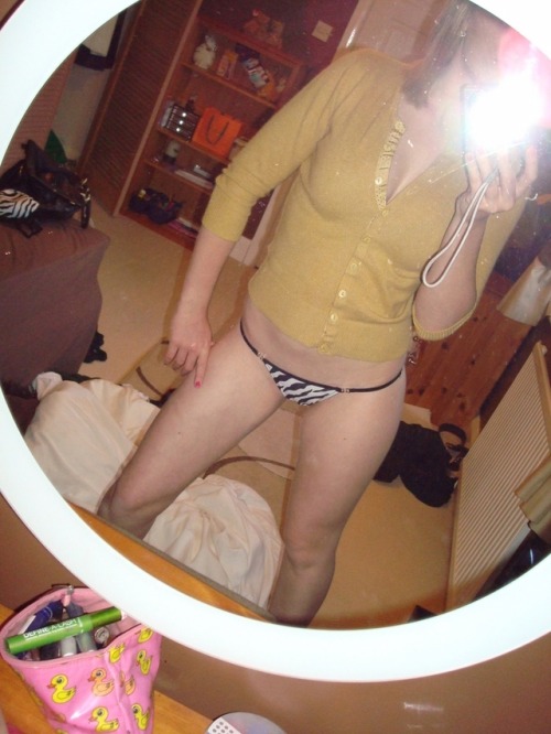 colorfultaleblaze: selfie girl