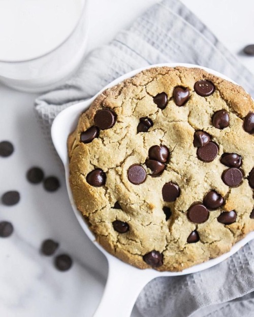 Chocolate chip cookie skillet by @veggiekins ⠀ Recipe⠀ 1 cup cooked chickpeas⠀ 4 tablespoons flour o