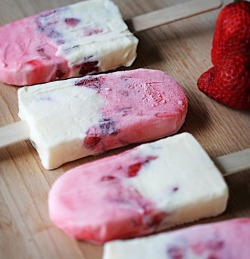 thankyoufordinner:  thankyoufordinner:  foody-goody:  Recipe: Creamy Strawberry Cheesecake Popsicles   