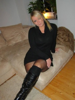 caseyridesagain:  nl-pantyhose:  My favorite Amateur Anyone a name? Or website?  (via TumbleOn)   Superbe !!