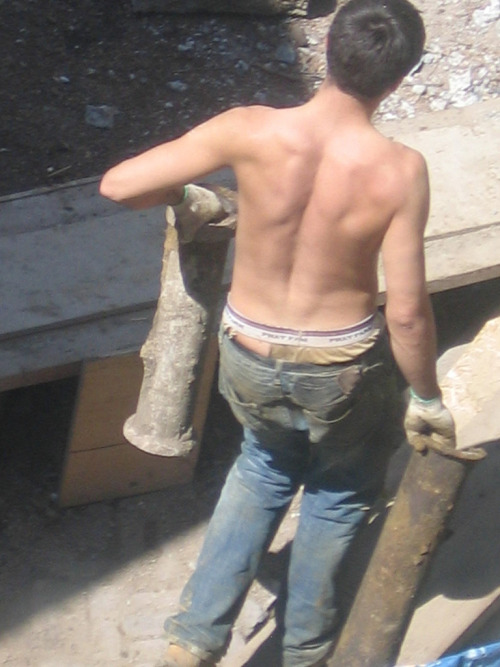 thesmellofman: sweatboy30: hot guy. i wanna wearing his clothes and wank in  it.  bet he smells grea