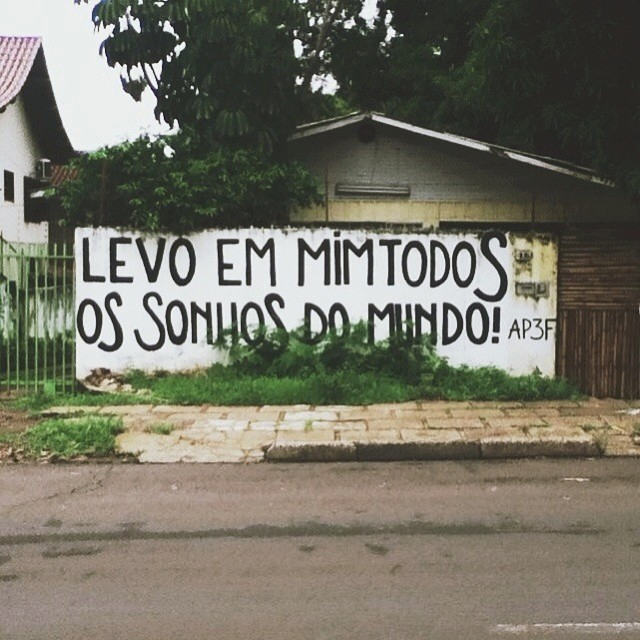 olheosmuros:  Levo em mim todos os sonhos do mundoRua Tarobá, Foz do Iguaçu, PR.