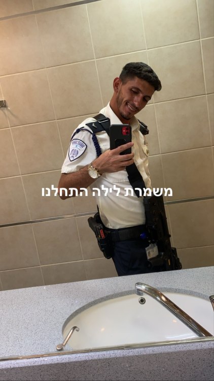 אם תהיתם פעם מה יש מתחת למדים של שומר ממשמר הכנסת