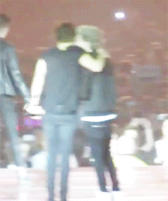 How in the living of Narry gods did I not see that sneaky kiss before?!