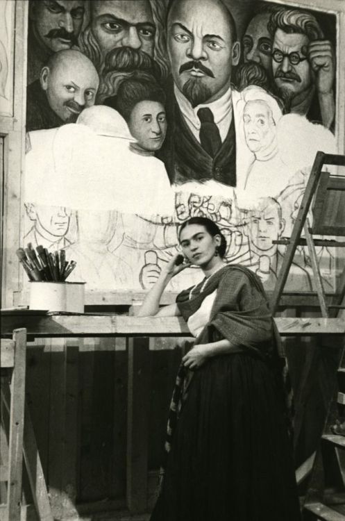 lapitiedangereuse:Frida in front of an unfinished ‘Workers of the World Unite’ panel in 1933. This p