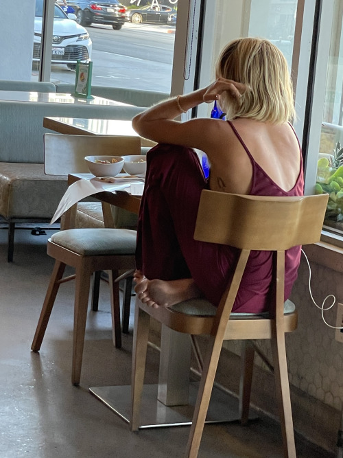 Nice sighting of a barefoot girl in a cafe with very dirty soles