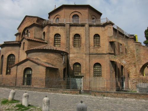 artofthedarkages: “The Basilica of San Vitale” An octogonal plan basilica with jagged bu