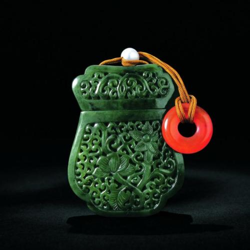 changan-moon: 荷包 (Hebao), a traditional accessory of hanfu for carrying money or odds and ends. Peop