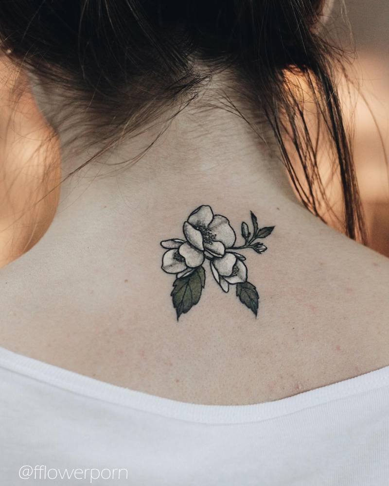 Pequeños Tatuajes — Tatuaje de unas flores de jazmín en la espalda....