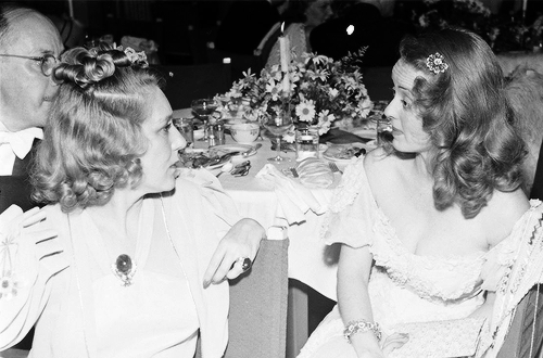 wehadfacesthen:  Bette Davis hosts The Tailwaggers Party to benefit stray dogs, with