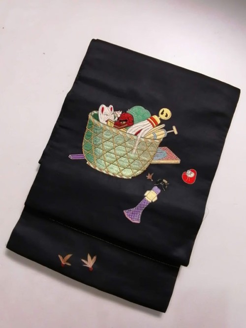 tanuki-kimono:Antique embroidered shusu (satin) obi with auspicious toys in a basket.Among others yo