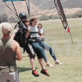 watsonlove:Emma Watson goes skydiving!!!!!