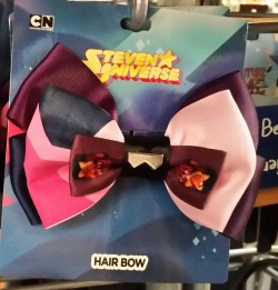 I went to Hot Topic looking for those blind bag toys from Zag Toys. This one didn&rsquo;t have them but I did find a bunch of other new stuff:  Garnet, Amethyst, and Pearl hair bows Cookie Cat earrings Steven Universe boxer briefs Steven Universe group