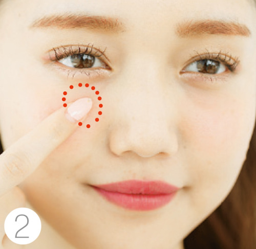makeupmatome: アイメイク 1.ツヤシャドウを指に取り、まぶた全体から眉下まで大胆に広げる。薄く均一に！ 2.同じAを細いブラシに取って、目頭下にも加え、目尻だけにBでピンクのラインを引く
