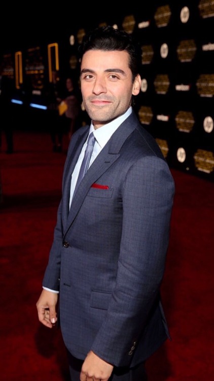 uomo-accattivante:Il materiale di origine: Jesse Grant / Oscar Isaac at U.S. Premiere of “Star Wars: