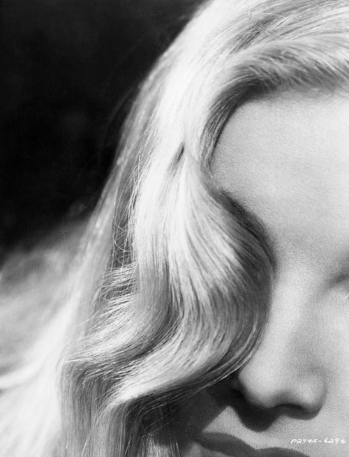 inthedarktrees:VeronicaLake’s unmistakable peek-a-boo hairdo is caught in this dramaticclose-up, whi