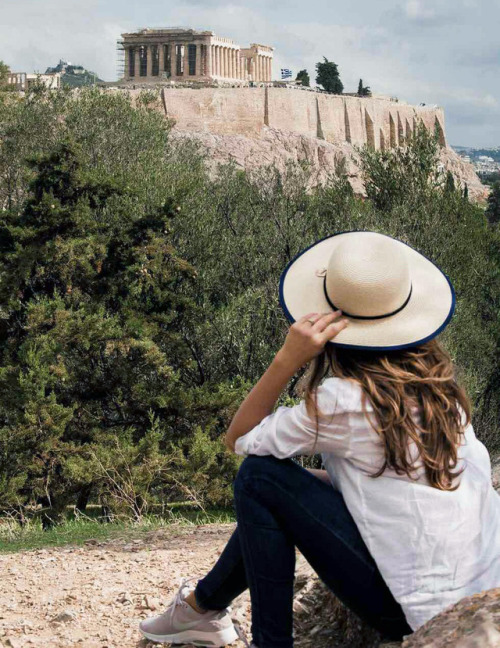 Via dalla pazza folla per una vista (quasi) privata!   Se andate sulla collina di Filopappo di 