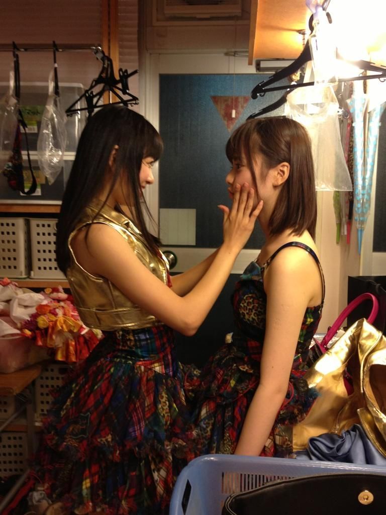 team4-ever:  ［from：島崎遥香］ 昨日、みるきーに遊ばれました。そんなところをみゆにとられてたの！全く気づかなくって素な一面です。