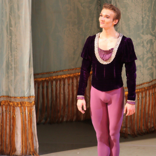 Perfect balletguy. beautiful lines in tights. Nice color. Beautiful ballet dancer here girls and guy