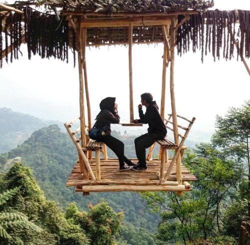 www.popsugar.com/smart-living/Hanging-Swing-Puncak-Mustika-Manik-Indonesia-46454826Source ti