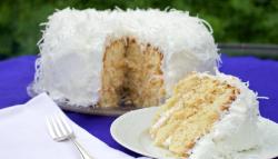 foodishouldnoteat:  Coconut Cake 