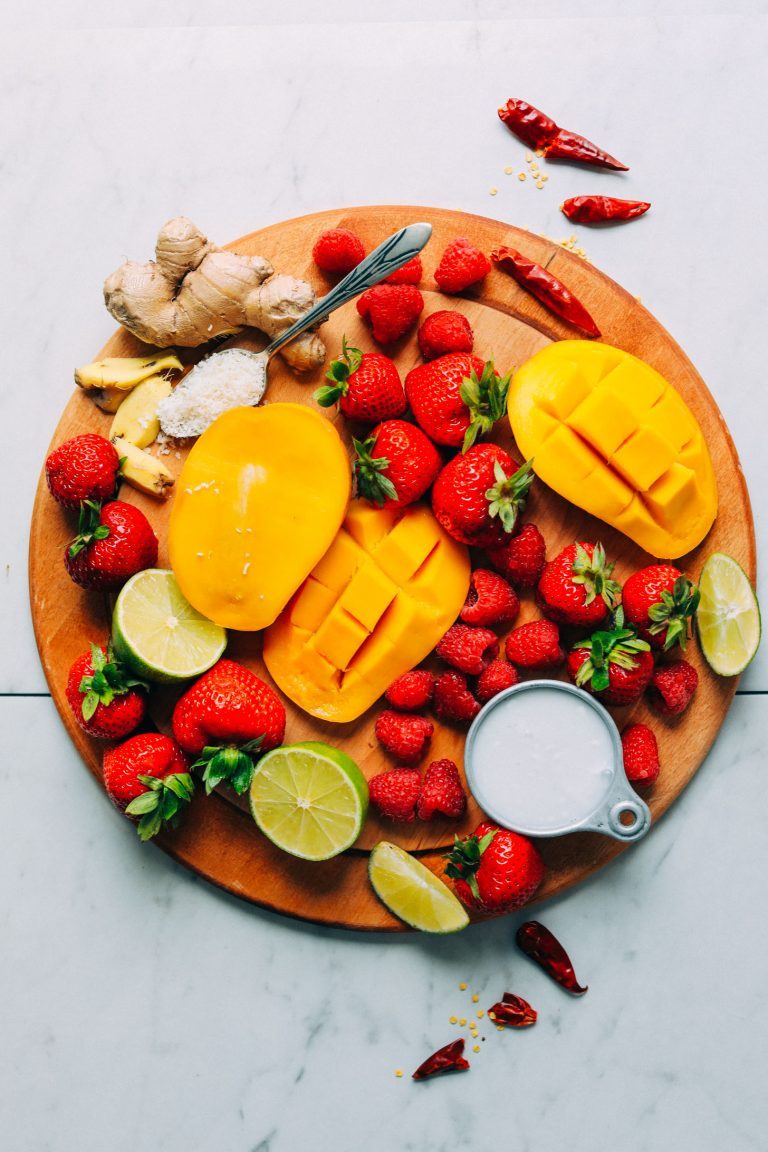 sweetoothgirl:  GINGERY MANGO &amp; BERRY SMOOTHIE  
