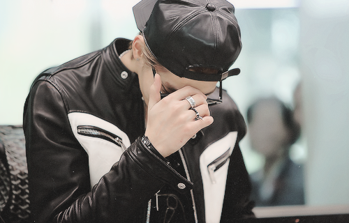 fan-qins:  ⓒ Kris being /)__(\  He has yaoi hands.