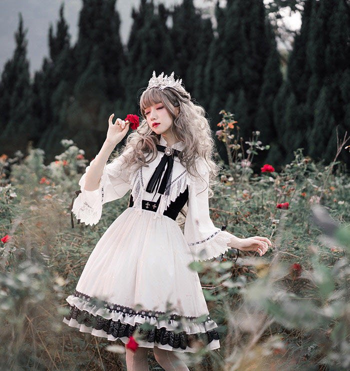 lolita-wardrobe:  【More Outdoor Worn Photos】 of 【The Night Witch Short Version