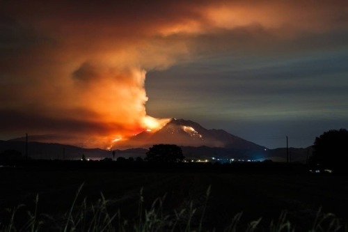 caliphorniaqueen: Mt. Diablo is on fire.  Devil mountain is on fire. Imagine that.