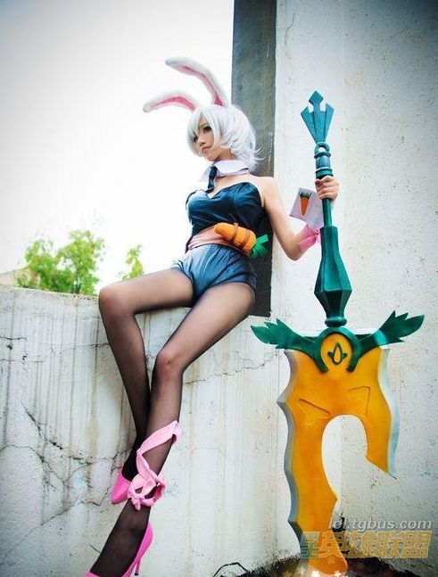 league-of-legends-sexy-girls:  Riven Cosplay