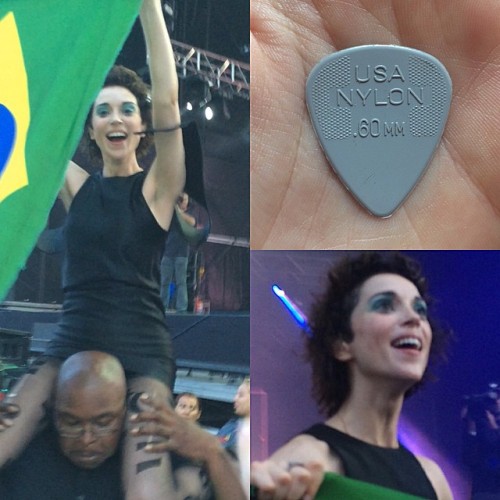 ifuckinglovestvincent:  SHE  T O U C H E D  US  I TOUCHED HER AND GOT HER PICK i have been blessed and ascended to a higher state of being see yall holy shit!!!!!!!!!!!! 🌟 #annieclark #stvincent #mymom×lmfao