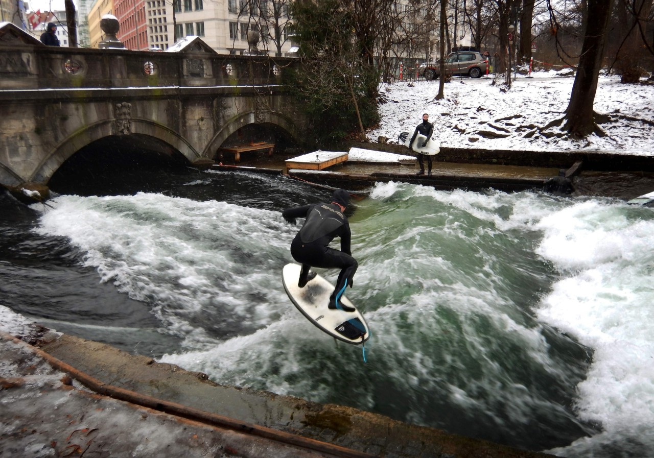 SURFEAR EN EL RÍO. Los surfistas de Múnich encuentran cada día su “la ola perfecta” bajo uno de los puentes que cruza el río Eisbach. Ese río es artificial y atraviesa el Englischer Garten (‘Jardín Inglés). Nadar en él está prohibido y, por supuesto,...