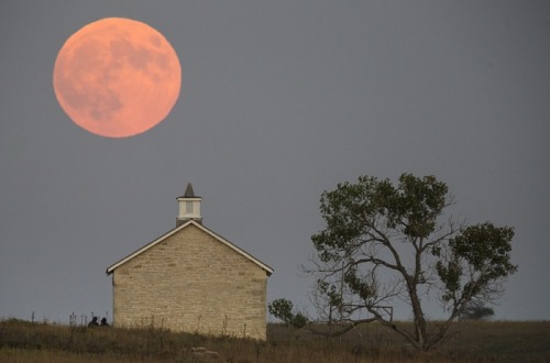 windoff: conflictingheart: This ‘supermoon’ total eclipse happened tonight. All I’m seeing are cl